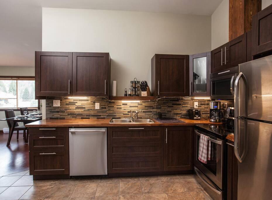 The Best 2 Bedrooms Suite In Revelstoke! Exterior photo