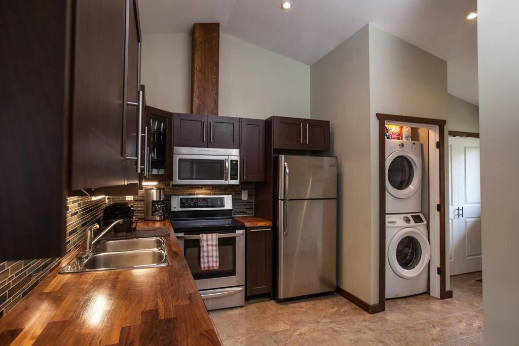 The Best 2 Bedrooms Suite In Revelstoke! Exterior photo